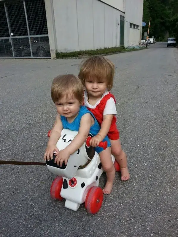 Zwei junge Jungen, die auf einem Spielzeugauto fahren. – Jugend und Hund Lager 2013 in Chur