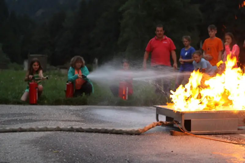 Ein Feuer brennt in der Mitte einer Strasse. – Jugend und Hund Lager 2014 in Chur