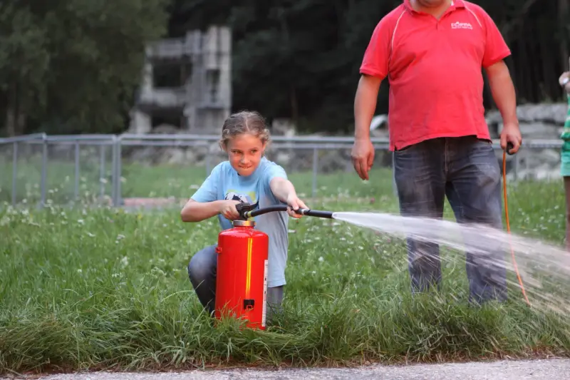 Ein kleines Mädchen spielt mit einer Feuerhydra. – Jugend und Hund Lager 2014 in Chur