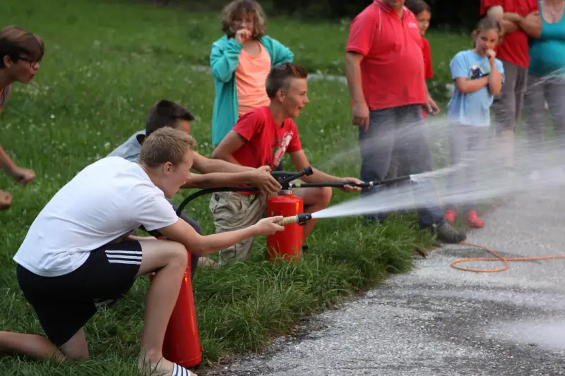 Eine Gruppe von Kindern spielen mit einem Schlauch. – Jugend und Hund Lager 2014 in Chur