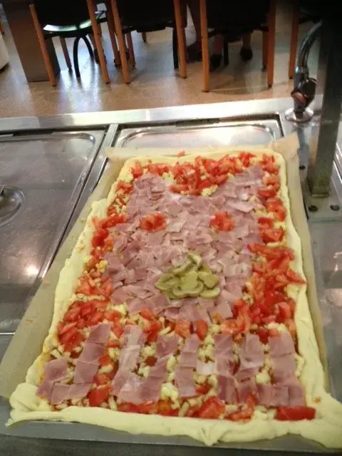 Eine Pizza mit Schinken und Käse drauf. – Jugend und Hund Lager 2014 in Chur