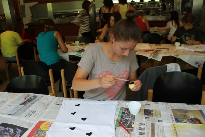 Ein Mädchen, das ein Essen isst, ein Sandwich. – Jugend und Hund Lager 2014 in Chur