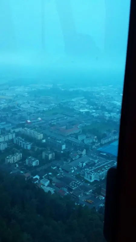 Eine Ansicht aus dem Fenster einer Ebene. – Jugend und Hund Lager 2014 in Chur