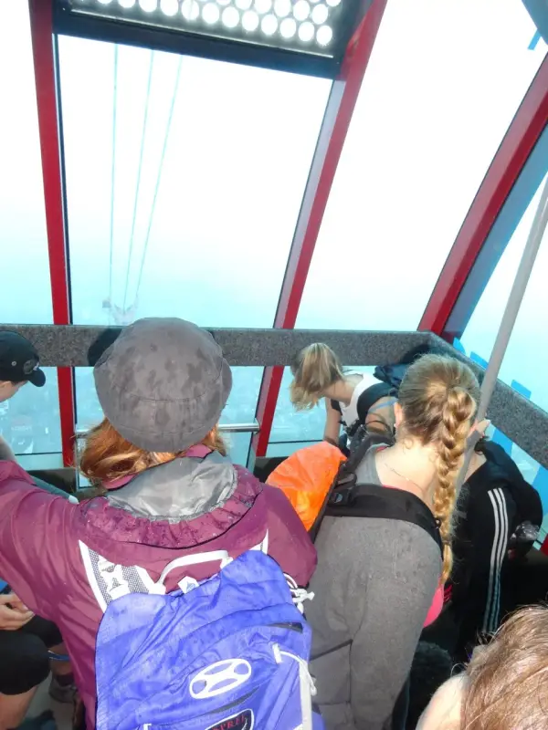 Menschen auf dem Glasboden des Himmelsturms. – Jugend und Hund Lager 2014 in Chur