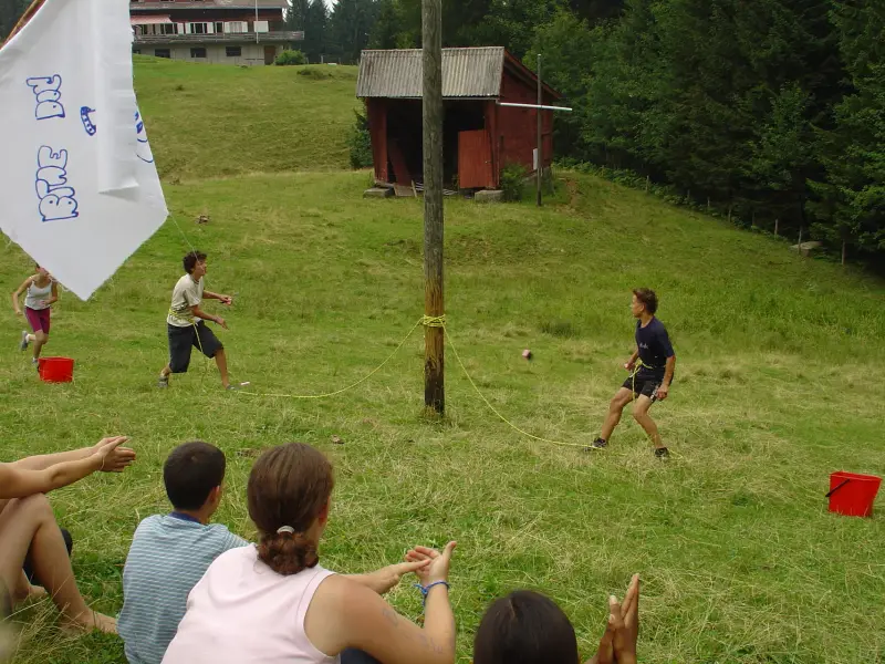 Eine Gruppe von Menschen, die in einem Feld frcng spielen. – Jugend und Hund Lager 2005 in Ebnatkappel