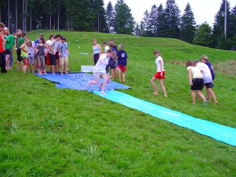 Eine Gruppe von Menschen, die auf einem Hügel stehen. – Jugend und Hund Lager 2005 in Ebnatkappel