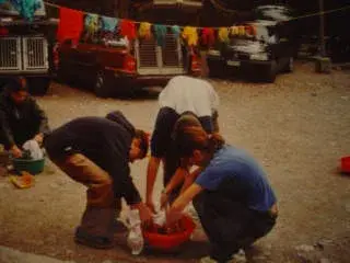Eine Gruppe von Menschen sind um einen LKW versammelt. – Jugend und Hund Lager 2002 in Lenzerheide