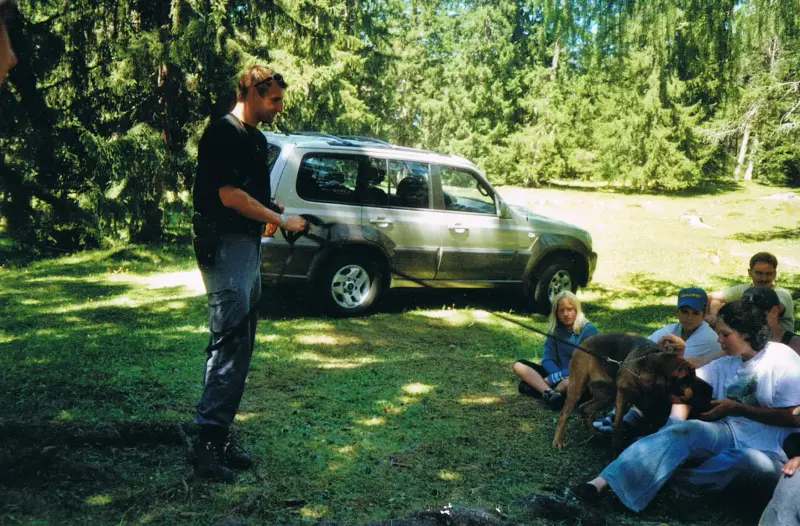 Ein Mann, der vor einem Auto steht. – Jugend und Hund Lager 2002 in Lenzerheide