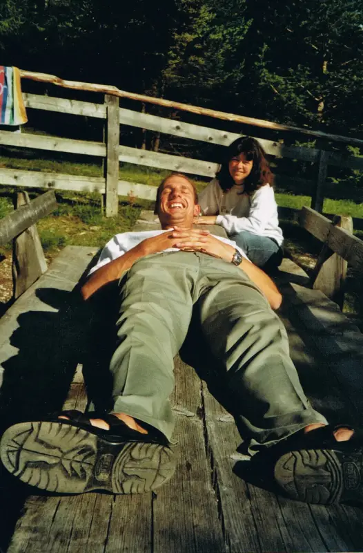 Ein Mann, der mit einer Frau auf einer Holzbank liegt. – Jugend und Hund Lager 2002 in Lenzerheide