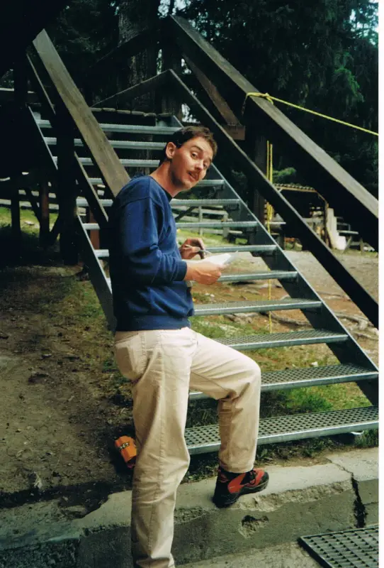 Ein Mann, der auf einem Metall sitzt, auf einem Geländewagen. – Jugend und Hund Lager 2002 in Lenzerheide