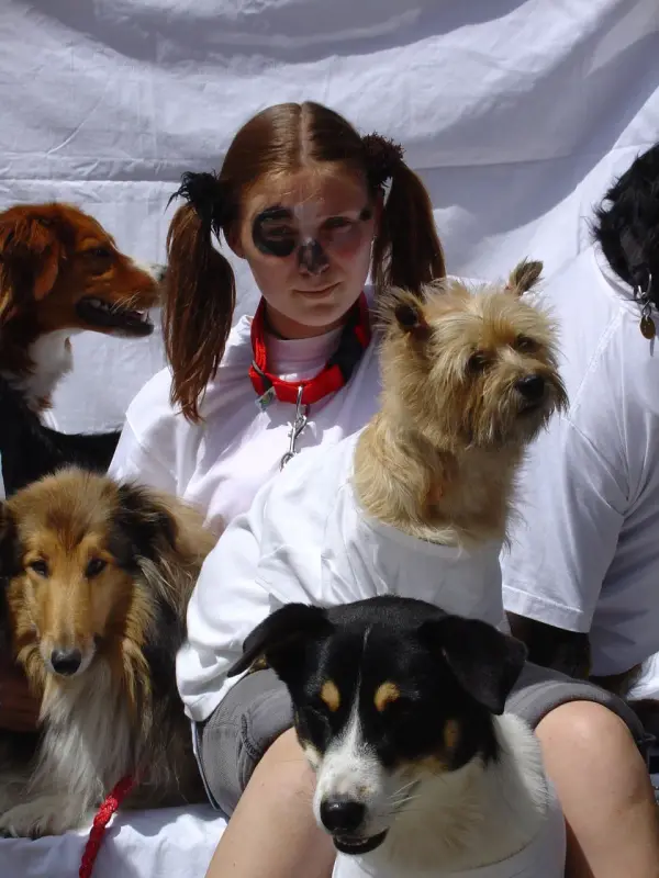 Eine Frau in einem weissen Hemd mit einem Haufen Hunde. – Jugend und Hund Lager 2003 in Lenzerheide