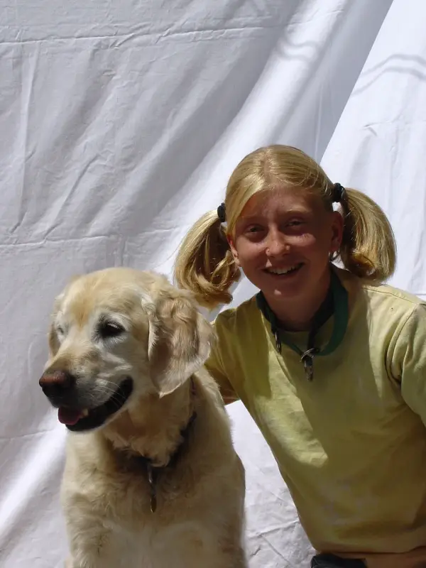 Ein junges Mädchen mit einem Hund mit einem Kind. – Jugend und Hund Lager 2003 in Lenzerheide