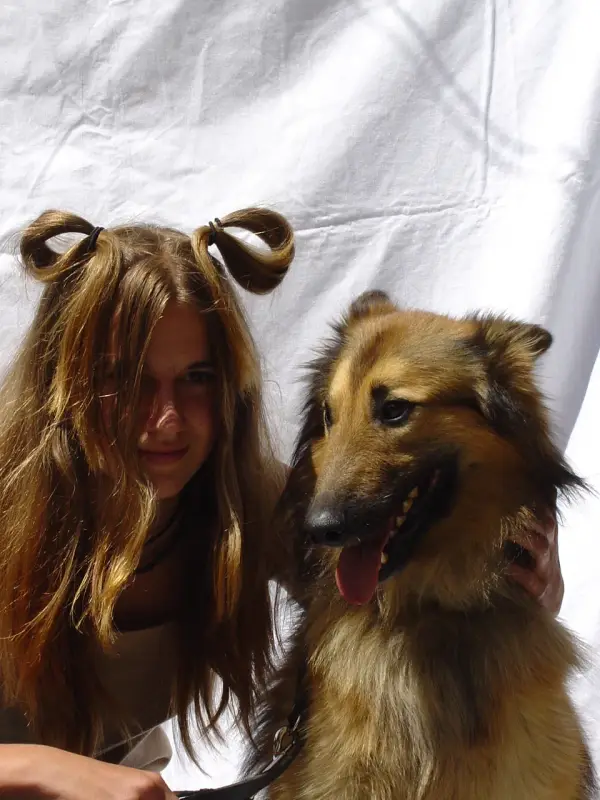 Eine Frau hält einen Hund an der Leine. – Jugend und Hund Lager 2003 in Lenzerheide