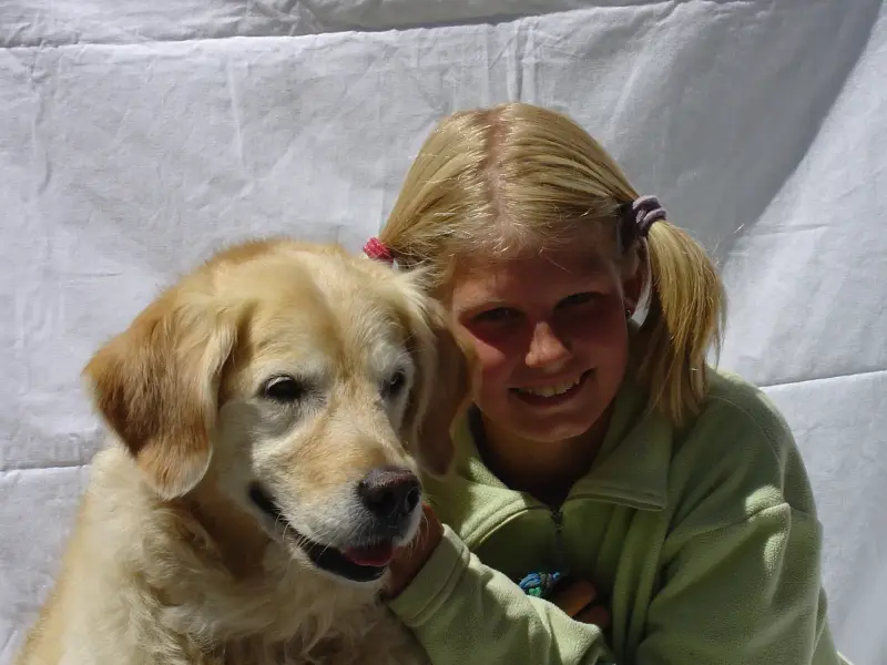 Eine Umarmung mädchen ein hundekind. – Jugend und Hund Lager 2003 in Lenzerheide