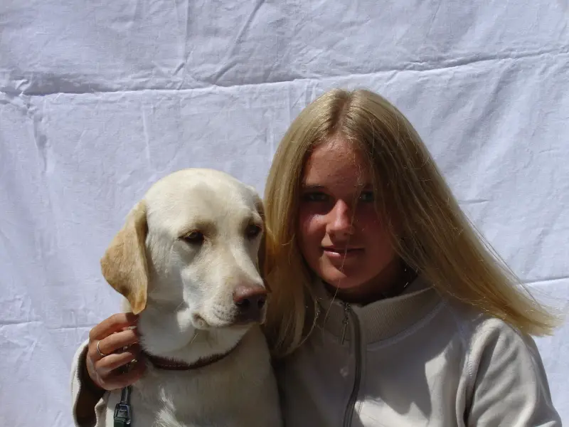 Eine Frau, die einen Hund in ihren Armen hält. – Jugend und Hund Lager 2003 in Lenzerheide