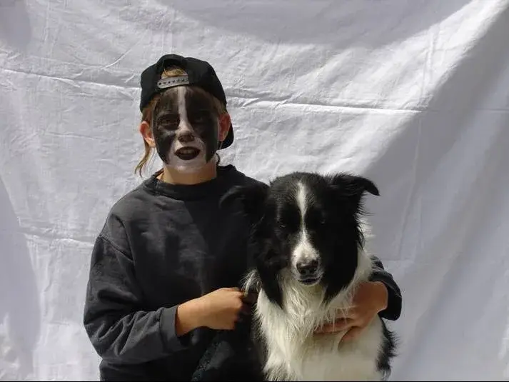 Ein Junge mit einem Hund in den Armen. – Jugend und Hund Lager 2003 in Lenzerheide