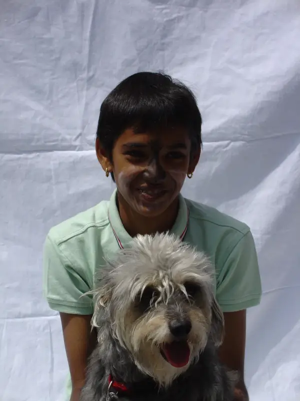 Ein Junge, der einen Hund in den Armen hält. – Jugend und Hund Lager 2003 in Lenzerheide