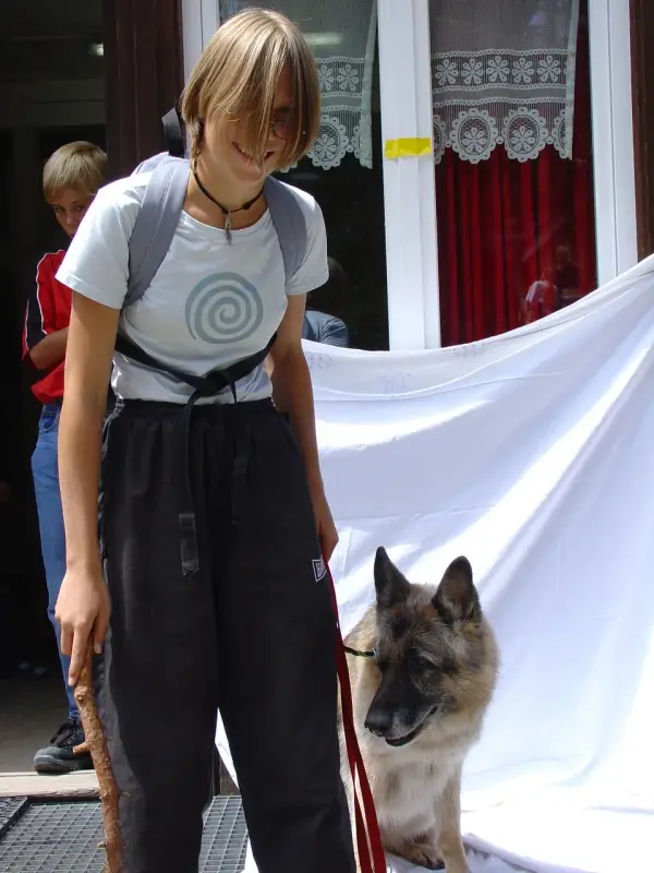 Eine Frau steht neben einem Hund. – Jugend und Hund Lager 2003 in Lenzerheide