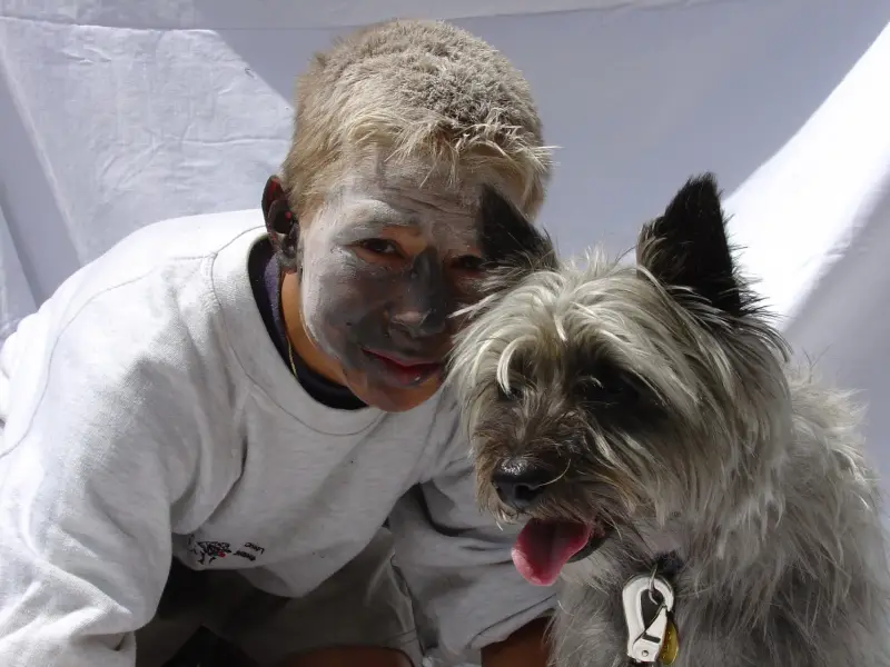 Ein Hund mit einer Gesichtsmaske und ein Mann mit einem Hund. – Jugend und Hund Lager 2003 in Lenzerheide
