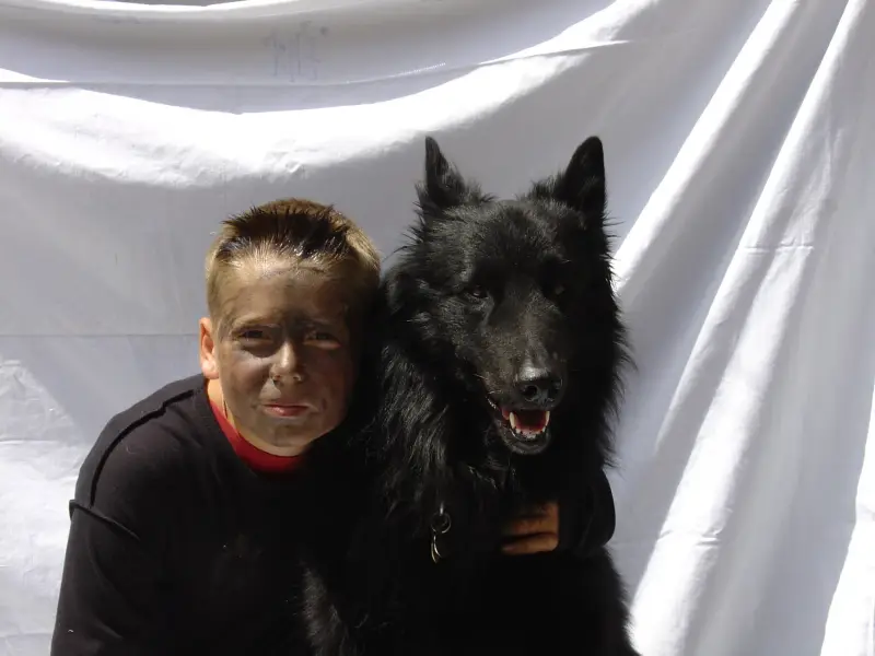 Ein Junge hält einen Hund in den Armen. – Jugend und Hund Lager 2003 in Lenzerheide