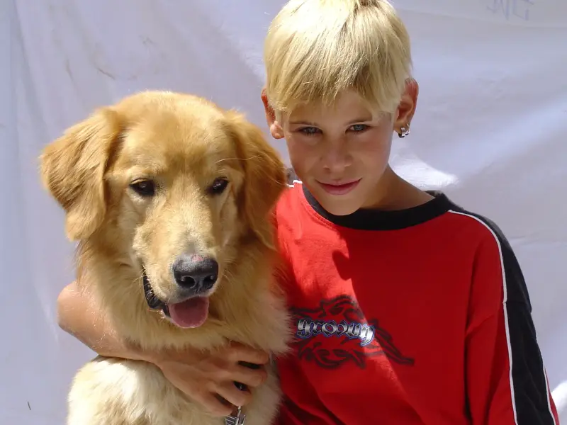 Ein Junge hält einen Hund. – Jugend und Hund Lager 2003 in Lenzerheide