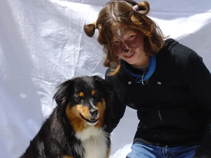 Eine Frau, die neben einem Hund sitzt. – Jugend und Hund Lager 2003 in Lenzerheide