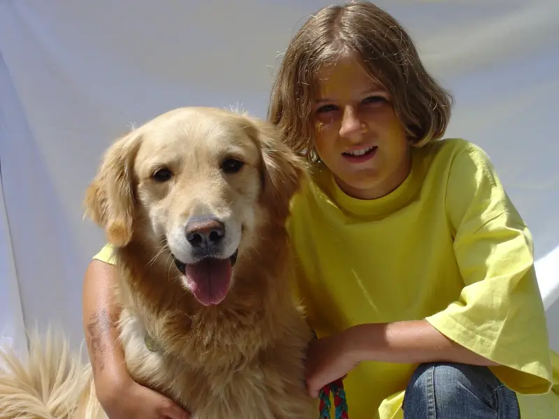 Ein junges Mädchen sitzend mit einem Hund. – Jugend und Hund Lager 2003 in Lenzerheide