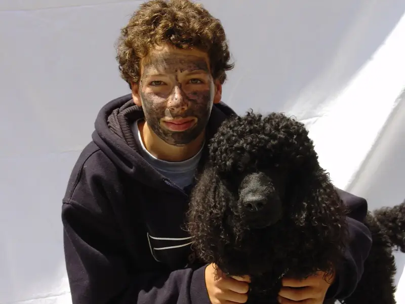 Ein hält ein hund ein schwarz. – Jugend und Hund Lager 2003 in Lenzerheide