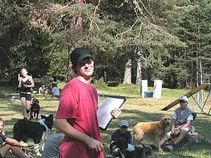 Ein Mann in einem roten, einem roten, einem roten, einem roten, einem roten, einem roten, einem roten, einem roten, einem roten, einem… – Jugend und Hund Lager 2003 in Lenzerheide