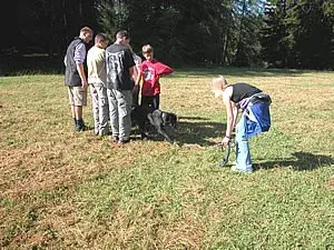 Eine Gruppe von Menschen, die auf einem Feld stehen. – Jugend und Hund Lager 2003 in Lenzerheide