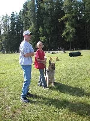 Ein Mann und ein Kind spielen mit einem Hund. – Jugend und Hund Lager 2003 in Lenzerheide