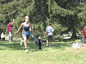 Gruppen von Menschen, die ein Spiel spielen. – Jugend und Hund Lager 2003 in Lenzerheide