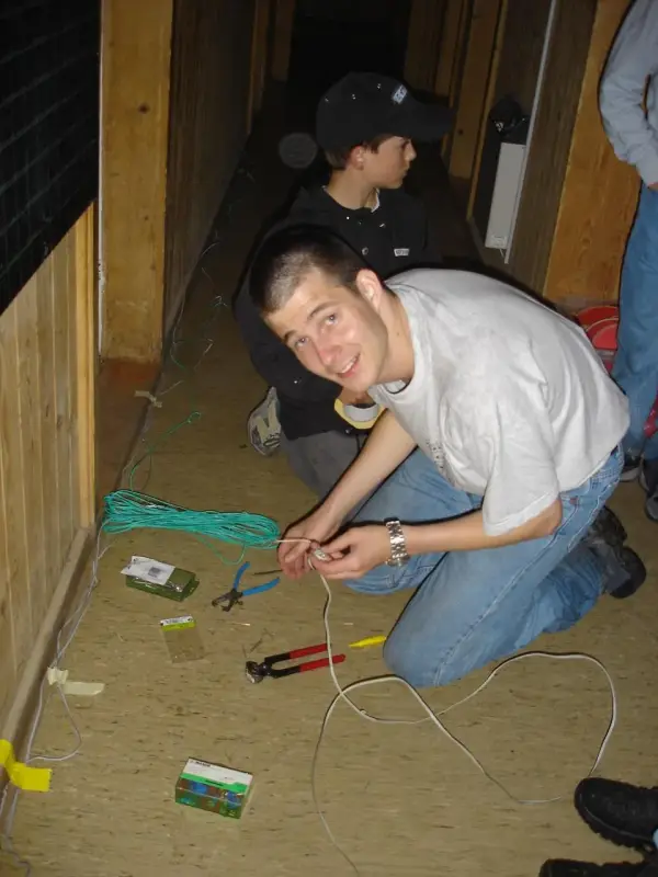 Ein Mann hält eine Fernbedienung. – Jugend und Hund Lager 2004 in Lenzerheide