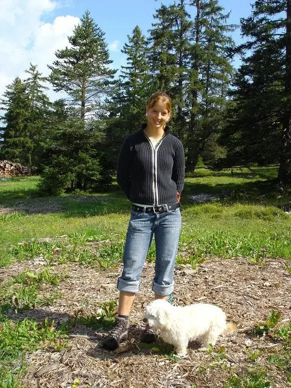 Eine Frau, die mit einem Hund im Gras steht. – Jugend und Hund Lager 2004 in Lenzerheide