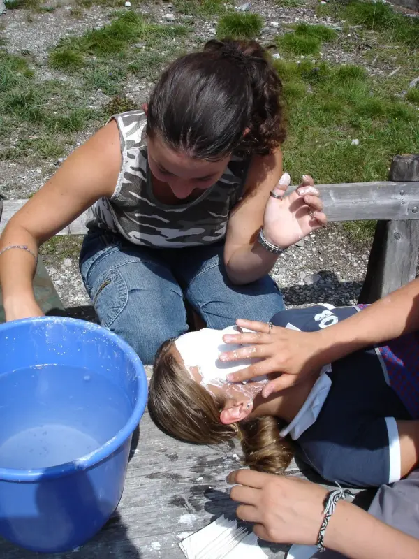 Eine Frau ist immer ein Haar. – Jugend und Hund Lager 2004 in Lenzerheide
