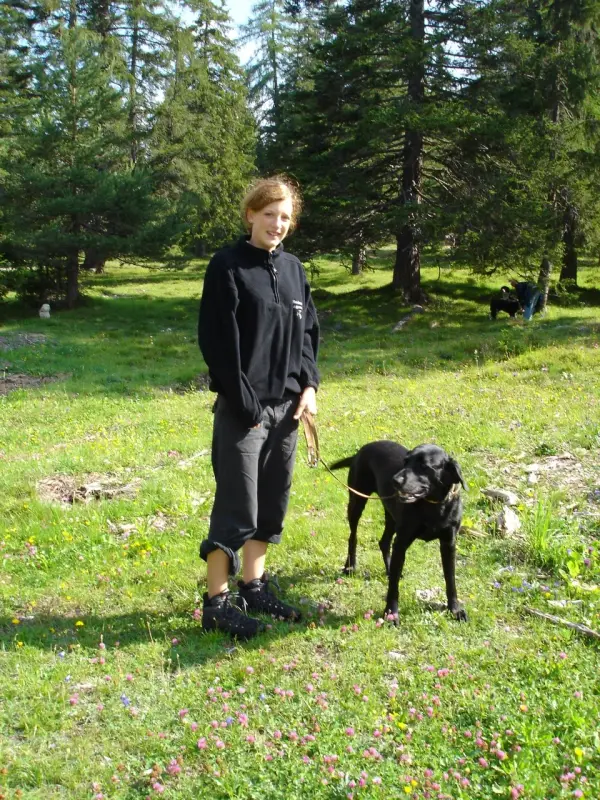 Ein Junge und sein Hund auf einem Feld. – Jugend und Hund Lager 2004 in Lenzerheide