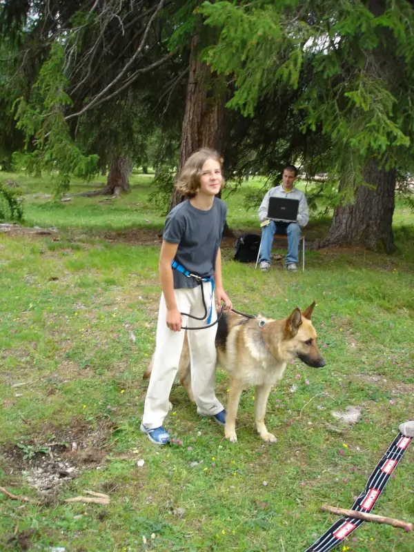 Ein Mädchen steht neben einem Hund. – Jugend und Hund Lager 2004 in Lenzerheide