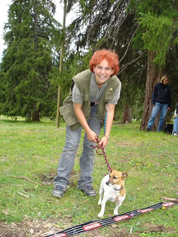 Ein junger Junge spielt mit einem Hund. – Jugend und Hund Lager 2004 in Lenzerheide