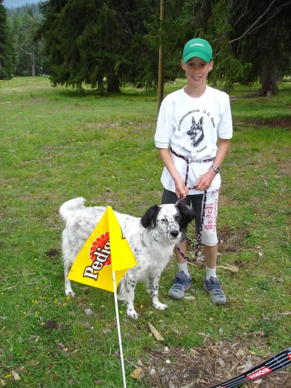 Ein junger Junge steht neben einem Hund. – Jugend und Hund Lager 2004 in Lenzerheide