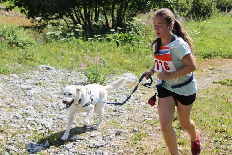 Eine Frau läuft mit einem Hund an der Leine. – Jugend und Hund Lager 2015 in Segnas