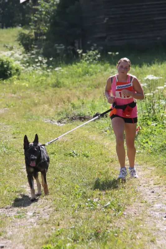 Eine Frau läuft mit einem Hund an der Leine. – Jugend und Hund Lager 2015 in Segnas