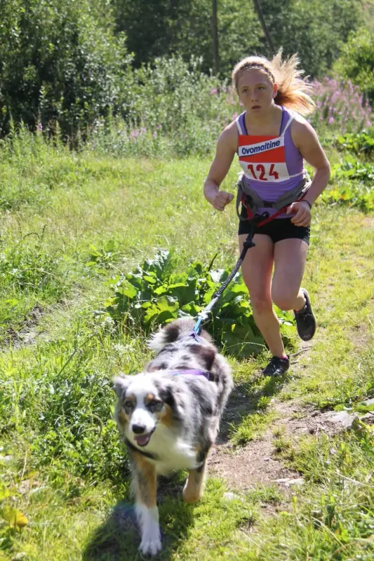 Ein junges Mädchen läuft mit ihr Hund mit Hund. – Jugend und Hund Lager 2015 in Segnas
