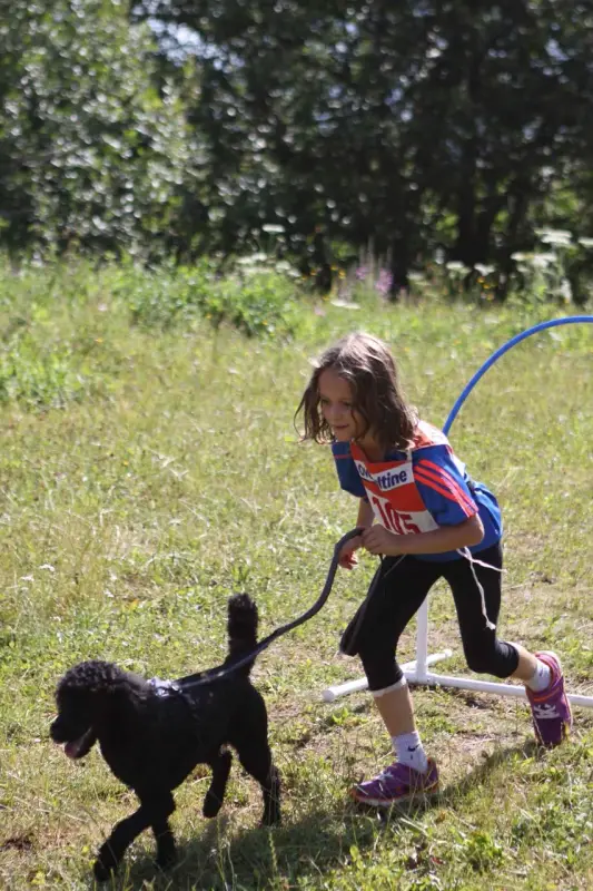 Ein junges Mädchen spielt mit ihrem Hund. – Jugend und Hund Lager 2015 in Segnas