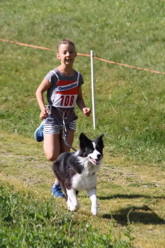 Ein junges Mädchen läuft mit einem Hund an der Leine. – Jugend und Hund Lager 2015 in Segnas