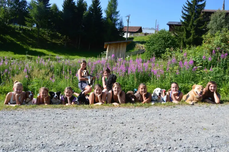 Eine Gruppe von Menschen, die auf dem Boden liegen. – Jugend und Hund Lager 2015 in Segnas