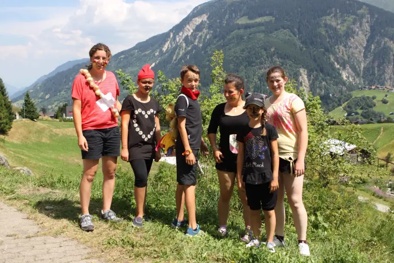 Eine Gruppe von Menschen, die auf einem Pfad stehen. – Jugend und Hund Lager 2015 in Segnas