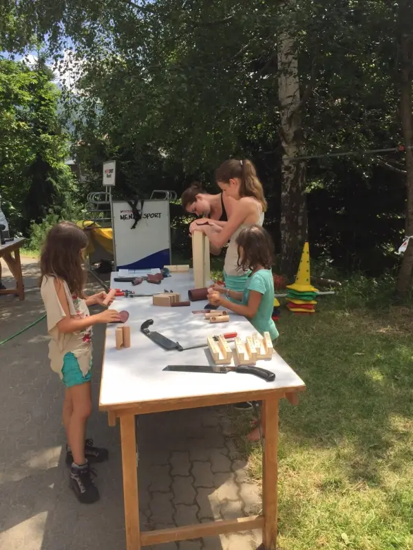 Eine Frau und zwei Kinder machen ein Modell. – Jugend und Hund Lager 2015 in Segnas