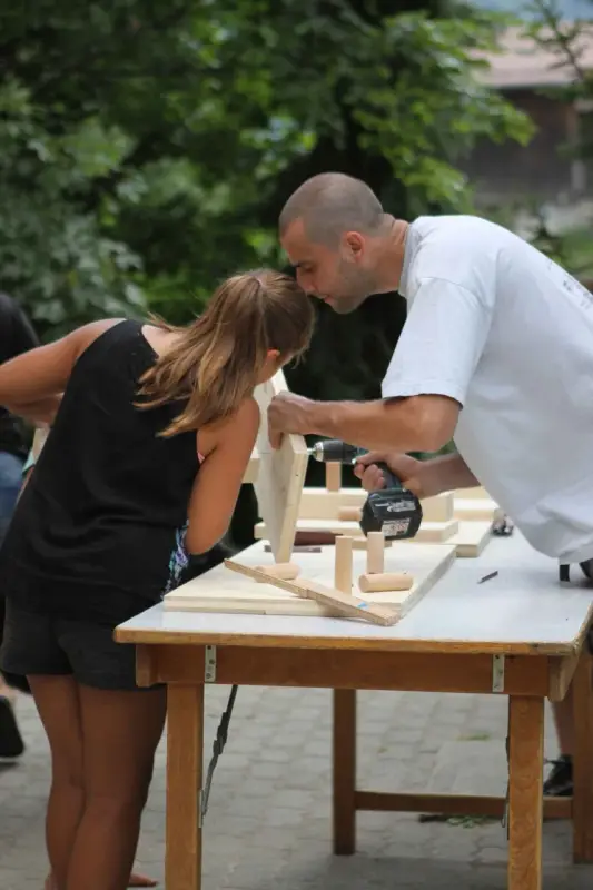 Ein Mann und eine Frau arbeiten auf einem Tisch. – Jugend und Hund Lager 2015 in Segnas