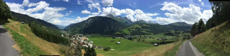 Blick auf eine Bergkette von einem Motorrad aus. – Jugend und Hund Lager 2016 in Segnas