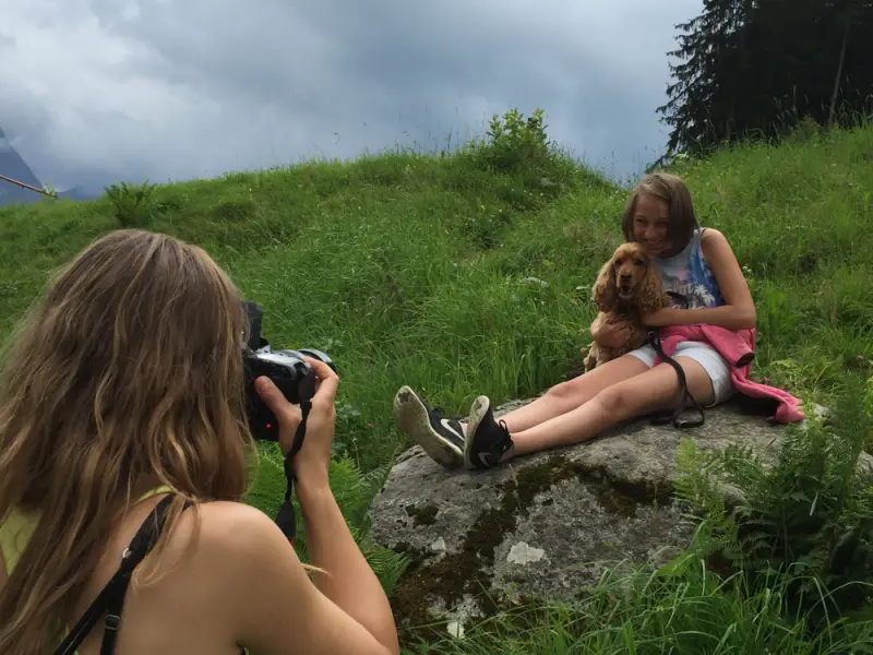 Eine Frau, die ein Foto von einem Hund macht. – Jugend und Hund Lager 2016 in Segnas